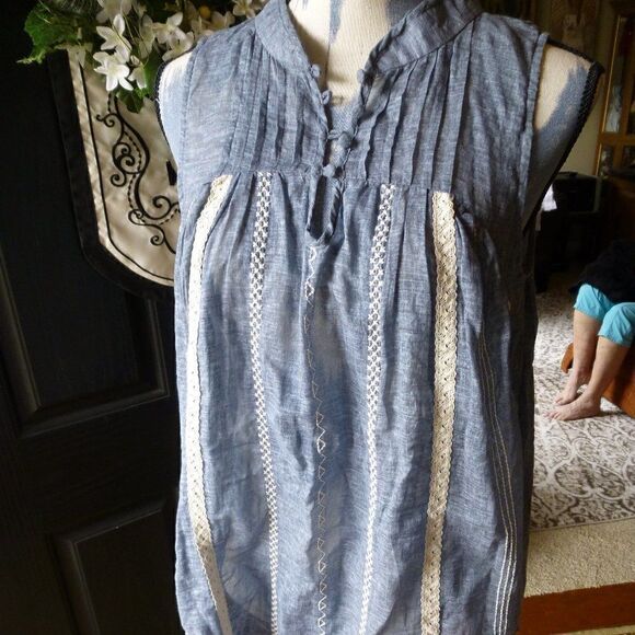 Ryu Women's S chambray cream lace 4 button front tie up back sleeveless top - Picture 1 of 5